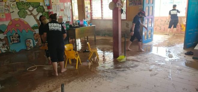  Pasukan bomba semasa menjalankan operasi membantu melaksanakan pembersihan di Tabika Perpaduan Kolopis di sini.