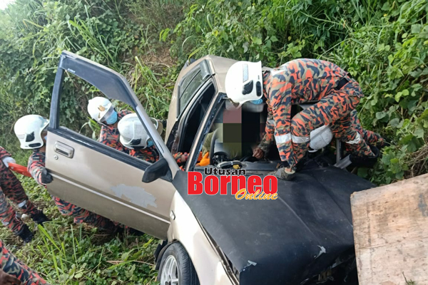  Pasukan bomba bertindak mengeluarkan mangsa yang tersepit dalam kenderaannya akibat dari kemalangan terbabit.