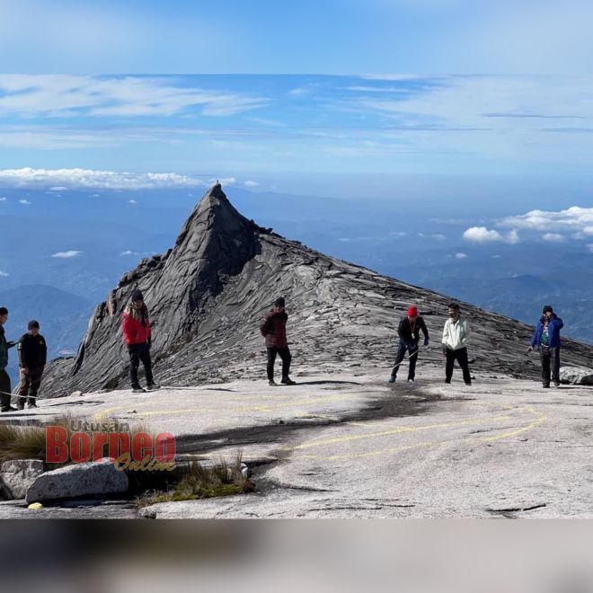  Pasukan memerhati kawasan Gunung Kinabalu bagi mengenalpasti tapak pendaratan yang sesuai dan selamat. 