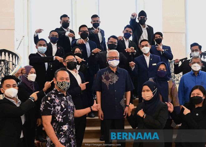 Ismail Sabri (tengah) bersama pelajar-pelajar ketika menerima kunjungan MPPK di Kompleks Seri Perdana, semalam. - Gambar Bernama