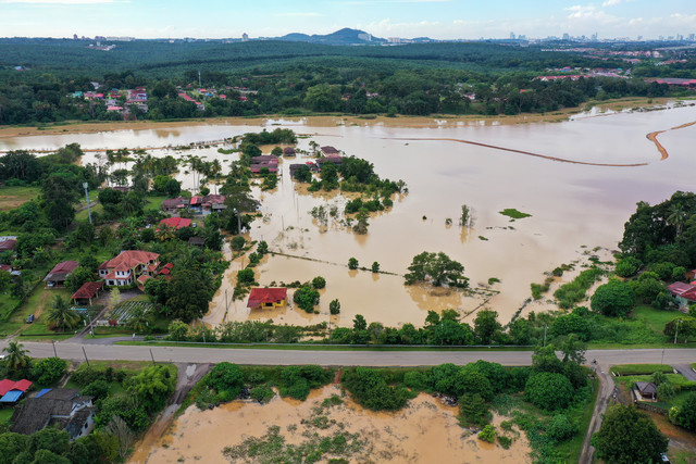  Keadaan banjir di Kampung Belimbing Dalam dekat Durian Tunggal, hari ini. - Gambar Bernama 