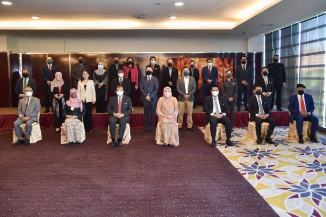  YB Datuk Seri Dr Noraini Ahmad (tengah) bersama pengurusan tertinggi KPT bergambar bersama Ahli Majlis Penasihat Industri JPPKK 2021-2023.