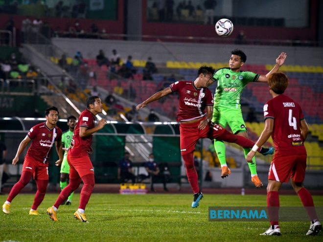 Aksi pemain Melaka United dan Kedah Darul Aman di Stadium Hang Jebat, malam Selasa. - Gambar BERNAMA