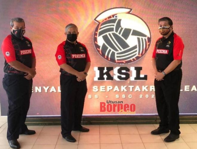 Rodzli (kiri), Ismail (tengah) dan Dr Ong pada Majlis Perasmian Kejohanan Liga Sepak Takraw Kenyalang PSS-SSC 2021 di Pusat Akuatik Pandelela Rinong, di sini hari ini.