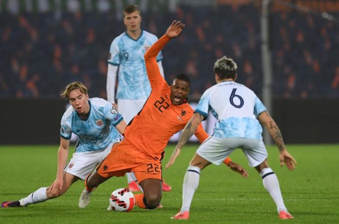  Sebahagian daripada babak-babak aksi perlawanan Kelayakan Piala Dunia 2022 Kumpulan G Zon Eropah di antara Belanda dan Norway di Stadium Feijenoord di Rotterdam. — Gambar AFP