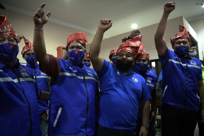 Penyokong Barisan Nasional bersorak ketika melihat proses penjumlahan Undi Pilihan Raya Negeri (PRN) di Command Center Barisan Nasional (BN) malam ini.  - Gambar Bernama