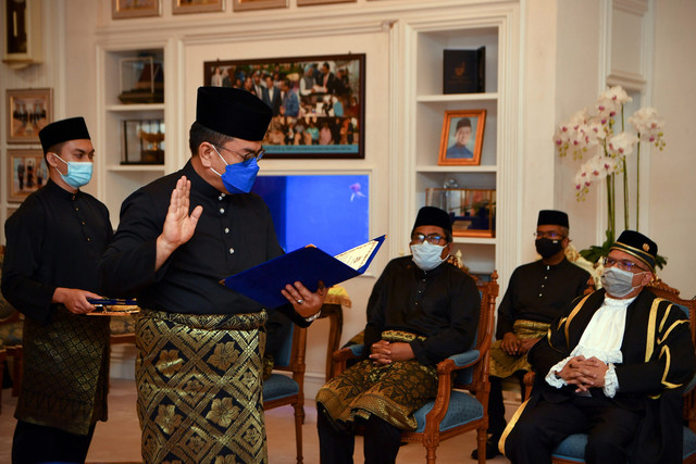 Sulaiman (kiri) mengangkat sumpah dan Taat Setia Jawatan sebagai Ketua Menteri Melaka ke-13 di hadapan Yang Dipertua Negeri Melaka Tun Mohd Ali Rustam di Pejabat Yang Dipertua Negeri Melaka Ayer Keroh, hari ini. -Gambar Bernama