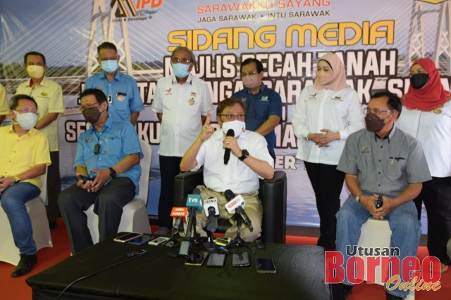 Abang Johari bercakap pada sidang media selepas pecah tanah Projek Jambatan Sungai Sarawak, Sejingkat dan Jalan Utama Kedua Kuching-Samarahan. - Gambar Roystein Emmor