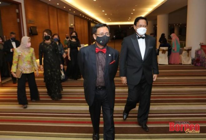 Dr Rundi (kiba) enggau Menteri Muda Utiliti (Bekal Elekterik) Datuk Dr Abdul Rahman Junaidi datai ba Pengerami Ngintu Taun Kelima Opis Menteri Utiliti udah ditumbuhka ba sebuah hotel ditu. -Gambar Chimon Upon