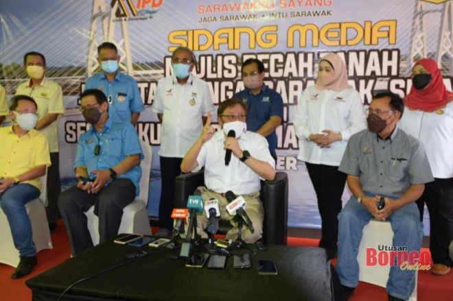 Abang Johari lebuh bejaku ba aum media pengudah Pengerami Nasih Projek Jematan Sungai Sarawak, Sejingkat enggau Jalai Besaia Kedua Kuching-Samarahan. - Gambar Roystein Emmor