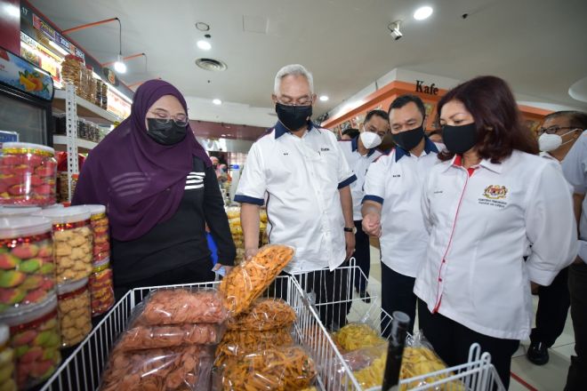 Usahawan dan koperasi perlu mendapatkan pensijilan halal memandangkan sektor halal dijangka memberi pulangan keuntungan yang tinggi menjelang 2030.