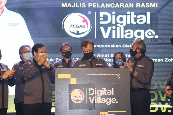 Abang Johari (tiga kanan) ngelancharka Kampung Digital TEGAS ba Taman Industri Teknologi Tinggi Samajaya, kemari. Sama bisi dipeda dia, Len Talif ( kanan). - Gambar UKAS