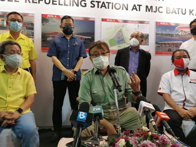  Abang Johari ba aum pengarang berita pengerami nasih tanah projek Multifuel Refuelling Station di MJC Batu Kawa. Lalu diperatika Dr Sim (kiba), kemari.-Gambar Roystein Emmor