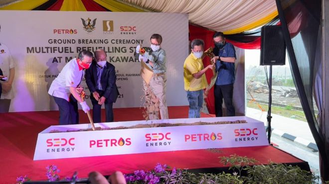 Abang Johari disempulang (ari kiba) Aziz, Hamid ari (kanan) Abdullah enggau Dr Sim nyekup pasir kelai nasih tanah projek Multifuel Refuelling Station di MJC Batu Kawa ditu, kemari.- Gambar Roystein Emmor