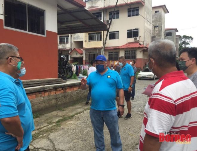 Tiong turun padang meninjau masalah penduduk di Lorong Salim 18.