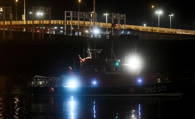 Bot organisasi penyelamat laut sukarelawan Perancis, Societe Nationale de Sauvetage en Mer (SNSM), yang mengangkut mayat pendatang asing yang mati lemas tiba di pelabuhan Calais, kelmarin. - Gambar AFP