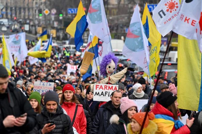 Ratusan penunjuk perasaan yang menyertai perhimpunan antivaksin menyekat jalan raya di Kiev, kelmarin. - Gambar AFP