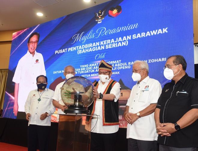 Abang Johari melakukan simbolik perasmian Pusat Pentadbiran Kerajaan Sarawak Bahagian Serian semalam. Turut kelihatan, Manyin serta tetamu kehormat lain. -Gambar PENERANGAN.