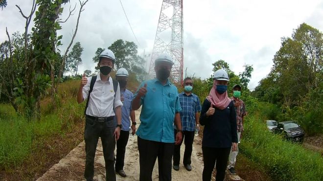 Dr Abdul Rahman (tiga kiri), Sebi (dua kiri) meninjau menara telekomunikasi Kampung Tegarai hari ini