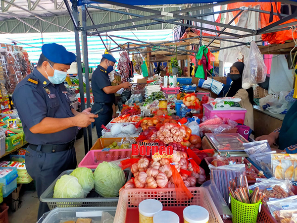  Anggota penguatkuasaan KPDNHEP ketika melaksanakan tugasan.