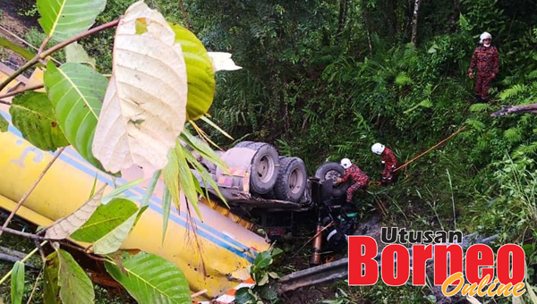  Pasukan bomba menjalankan pemeriksaan di kawasan sekitar supaya selamat untuk pengguna jalan raya yang lain.