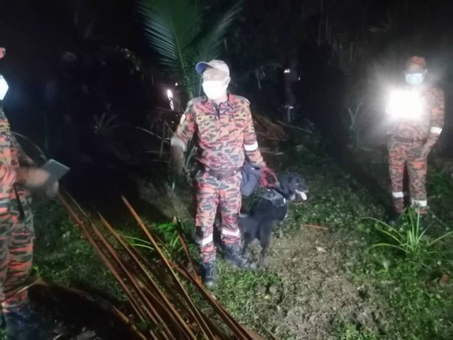 Pasukan Unit Anjing Pengesan K9 JBPM Sarawak membuat pencarian kanak-kanak yang hilang.