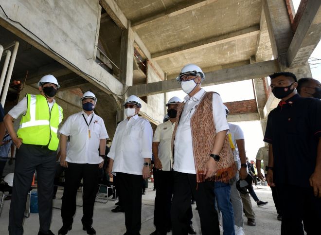  Perdana Menteri Datuk Seri Ismail Sabri Yaakob melawat projek Hospital Petra Jaya bersama Ketua Menteri Sarawak Datuk Patinggi Tan Sri Abang Johari Tun Openg (tiga kiri), 23 Oktober lalu. — Gambar Bernama