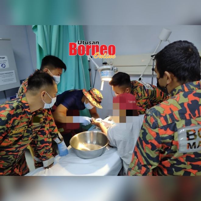  Pasukan bomba semasa menjalankan operasi memotong cincin yang tersekat di jari manis mangsa.