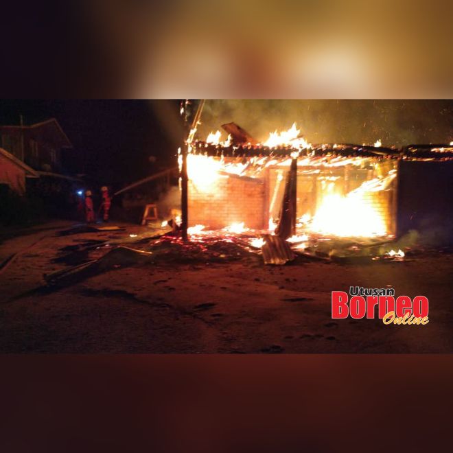  Pasukan bomba semasa menjalankan operasi pemadaman kebakaran di rumah mangsa.