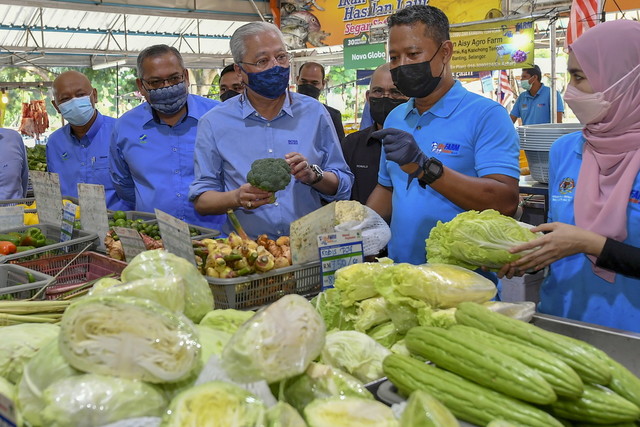 Ismail Sabri (tengah) bertanyakan harga sayur brokoli kepada peniaga semasa melakukan tinjauan harga barang basah di MyFarm Outlet Kasih Putrajaya hari ini. - Gambar Bernama