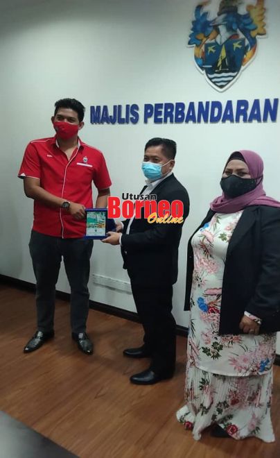  Fadli (kiri) menyampaikan cenderahati kepada Benedict sempena kunjungan ke MPS.