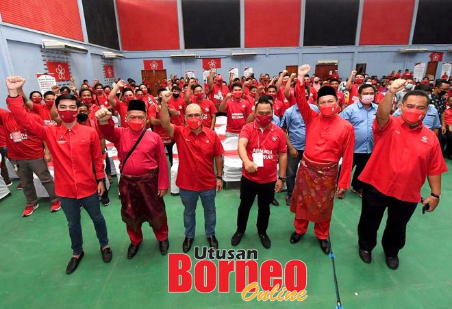  Zainuddin (tiga kanan) bersama barisan pimpinan Bersatu melaungkan kata semangat pada akhir persidangan yang dirasmikan serentak oleh Ronald (tiga kiri)