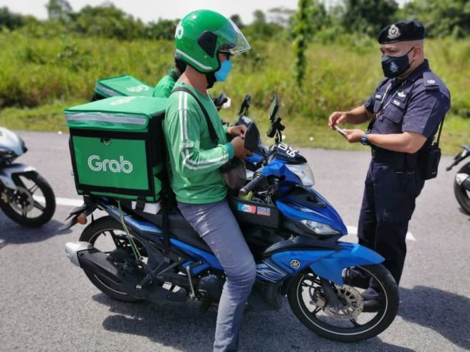 DSP Mathew melakukan pemeriksaan semasa operasi tersebut.