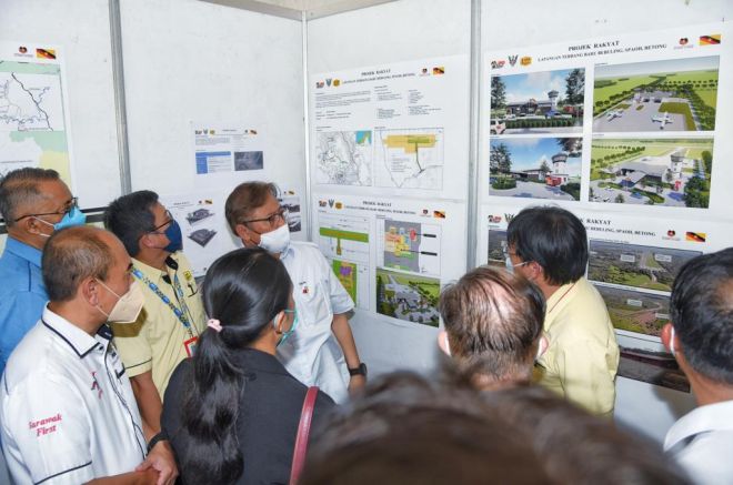 Abang Johari beratika langkar gambar projek rayat Padang Bilun Baru Bebuling, Spaoh, Betong, kemari - Gambar Opis Pemadah.