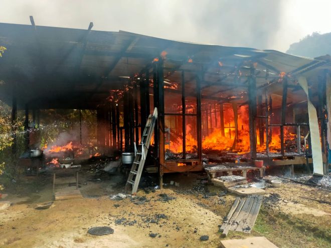  Api marak memusnahkan sebuah rumah jenis tidak kekal di Kampung Ulu Mensiang Manggatal di sini.