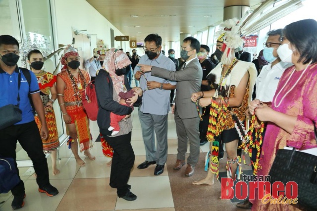Abdul Karim menyambut ketibaan tetamu dari Pulang Pinang tiba di Lapangan Terbang Antarabangsa Kuching, hari ini. - Gambar oleh Chimon Upon