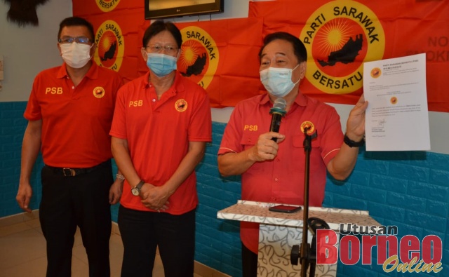Wong (kanan) mengumumkan Tang (tengah) sebagai calon PSB di DUN Tanjong Batu.