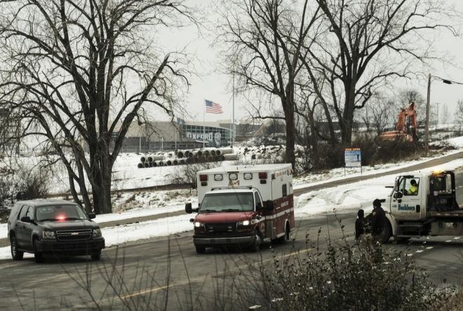 Ambulans berhenti di sekatan polis yang menghalang laluan ke Sekolah Tinggi Oxford di Oxford, Michigan selepas kejadian tembakan menyebabkan tiga orang maut dan lapan lagi cedera kelmarin. — Gambar AFP