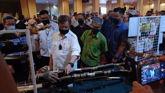 Abang Johari sambil diiringi oleh Dr Annuar melawat gerai pameran sempena Showcase Usahawan Sibu di Dewan Kompleks Islam Sarawak Sibu.