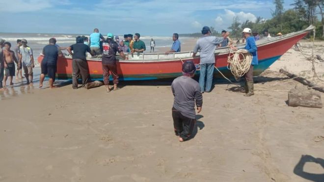 Penduduk tempatan berhampiran pantai yang menemui bot tersebut membantu mengalihkannya ke daratan.