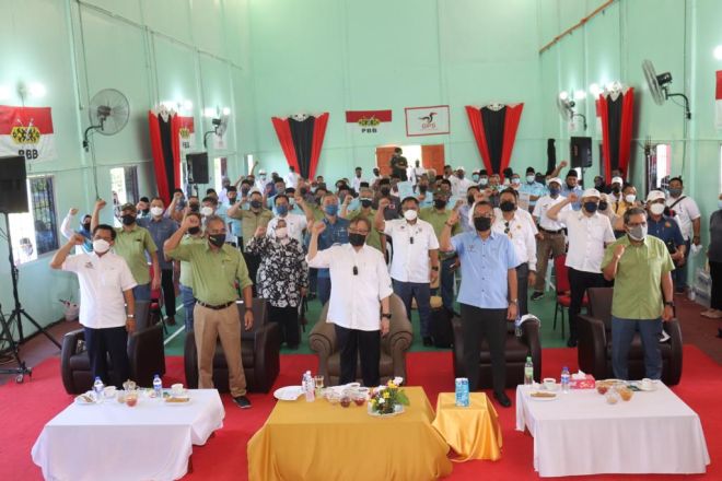 Abang Johari bersama Abdullah, Len dan Yusuf pada Majlis Pemimpin Bersama Masyarakat Pulau Bruit di Kampung Tekajong pada Khamis.