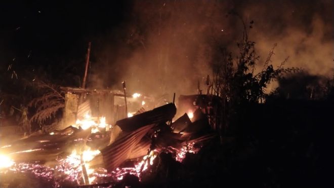  Api marak memusnahkan lima rumah di Kampung Patikang Ulu di sini.
