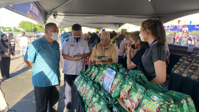  Georgie (dua kiri) semasa meninjau PJKM yang diadakan di Perkarangan Majlis Daerah Putatan.