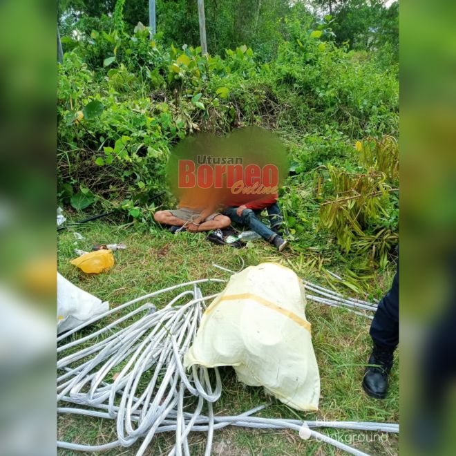  Kedua-dua suspek yang ditahan bersama gulungan kabel yang tidak berjaya dilarikan di kawasan semak di Jalan Sulaman.