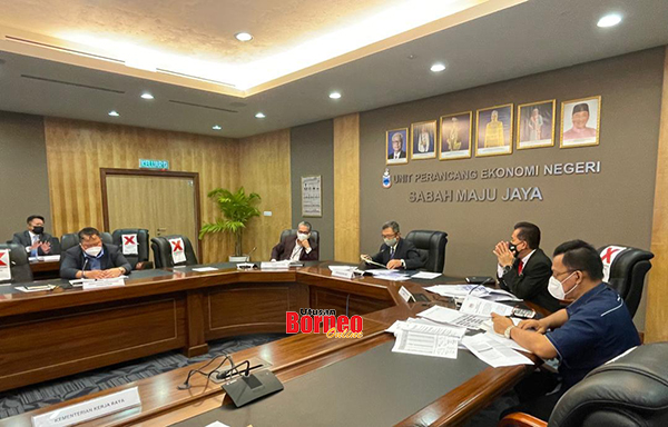  Dr. Joachim (tengah) mempengerusikan Mesyuarat   Penubuhan  Jawatankuasa   Kerja Sosioekonomi Peringkat Negeri Sabah di Bilik Mesyuarat Perdana, UPEN, Menara Kinabalu.