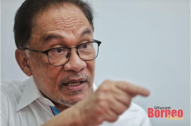 Anwar semasa bercakap dalam sidang media di pejabat PKR Bandar Kuching.-gambar oleh Chimon Upon