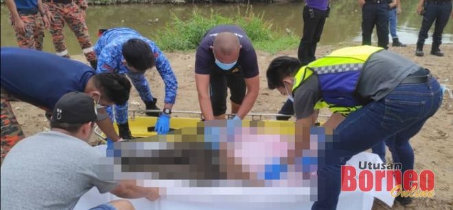 Keadaan mayat mangsa sejurus berjaya dikeluarkan dari sungai sebelum diserahkan kepada polis untuk tindakan lanjut.