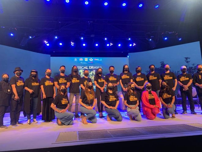 Abdul Karim merakam kenangan bersama barisan pelakon, pengarah dan krew serta tetamu kehormat pada sidang media teater muzikal Puteri Santubong The Warrior Princess di Kampung Budaya Sarawak hari ini.