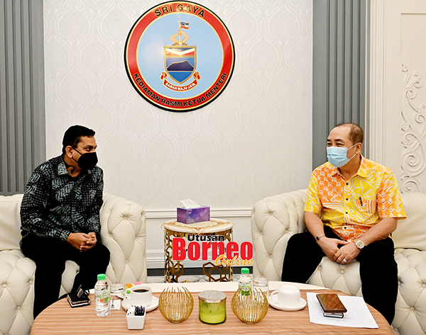  Hajiji (kanan) berbincang bersama Dr. Santhara ketika dalam kunjungan berkenaan.