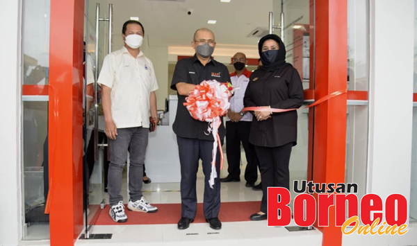  Ronald (tengah) memotong riben perasmian cawangan Agrobank di Beluran.